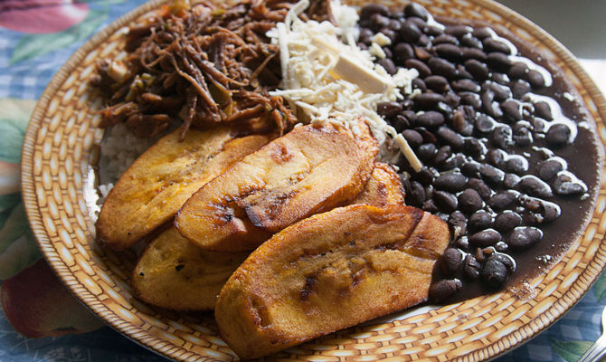 piatto nazionale Venezuela, carne, platano, riso e fagioli