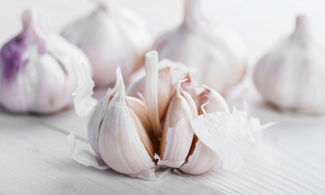 Calabria, l'aglio di Nicastro di tinge di rosa