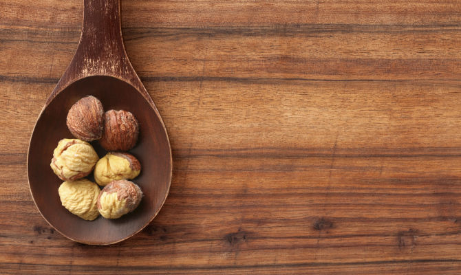 castagne mescolo legno frutti autunno cibo cucchiaio