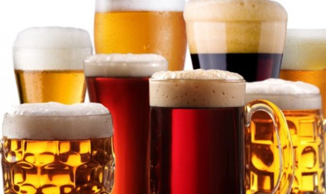 Boccali e bicchieri di birra