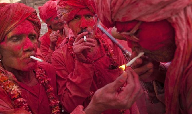 Holi Festival uomini indiani tinti di rosso