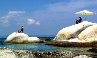 Scogli nel mare della Grecia, presso Sarti