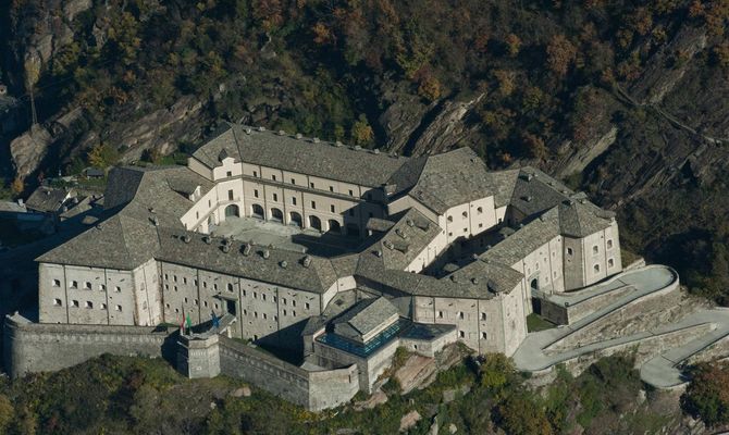Aosta, Forte di Bard. By Crivellari Giulio (Own work) [CC BY-SA 3.0 (http://creativecommons.org/licenses/by-sa/3.0)], via Wikimedia Commons