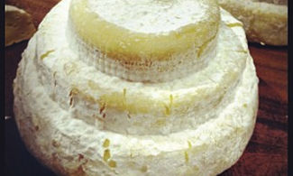 Piemonte, il formaggio che sembra un torta nuziale