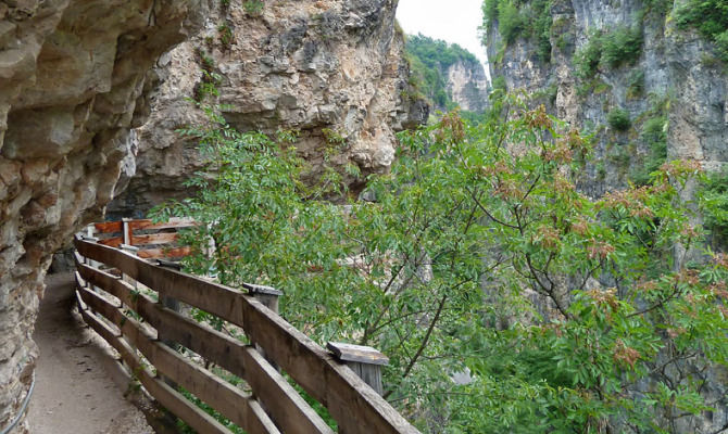 sentiero nella roccia a San Romedio