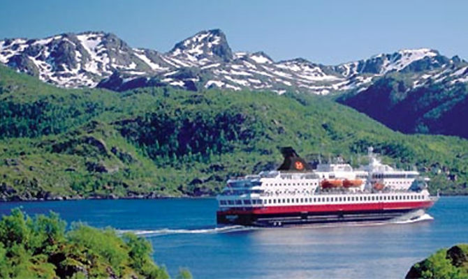 Il postale dei fiordi Hurtigruten tra i fiordi della Norvegia