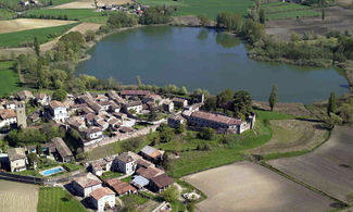 Castellaro Lagusello, il borgo sul lago a forma di cuore 