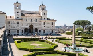 Facciata interna e giardini di Villa Medici