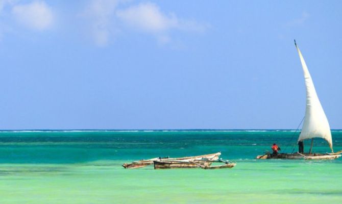 Zanzibar, tipica imbarcazione locale sull'Oceano Indiano