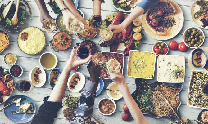 mangiare compagnia cena tavola piatti cibo specialità amici