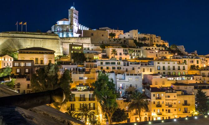 Dalt Vila di notte<br>