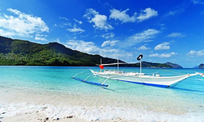 Spiaggia tropicale con barca