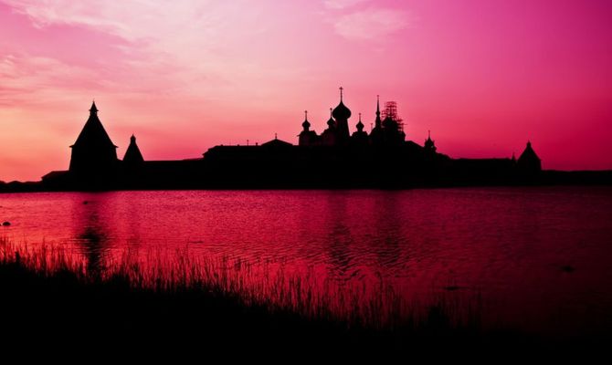 Un bellissimo tramonto al Monastero Solovetsky in Russia