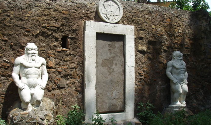 La porta magica di piazza Vittorio