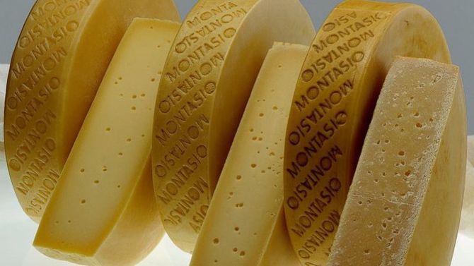 Formaggio Montasio dop foto