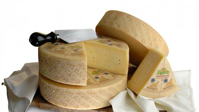 Formaggio Montasio dop foto