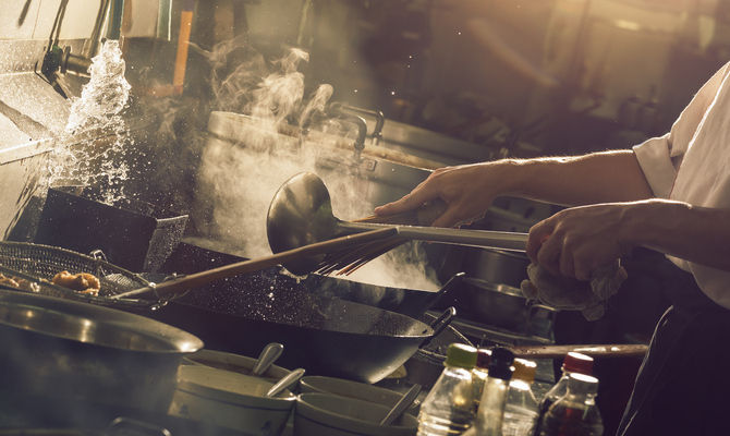 lavoro di chef in cucina, pentole, fornelli