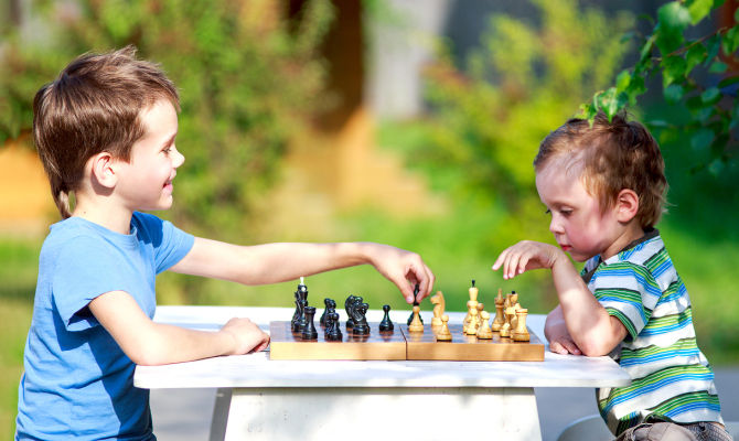 Ragazzi giocano a scacchi in vacanza
