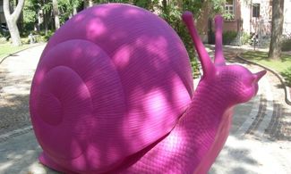 Lumaca rosa di plastica