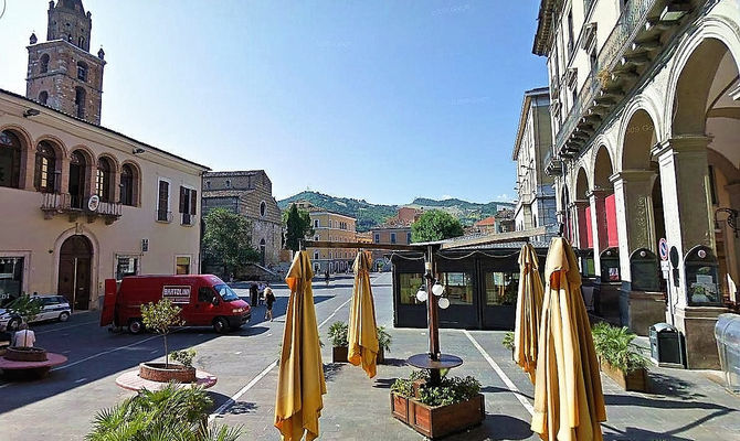 Piazza Martiri della Libertà a Teramo, sede del Palazzo vescovile