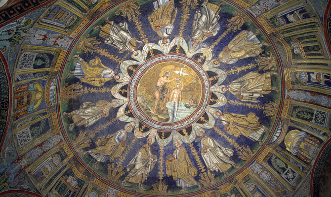 Mosaici all'interno del Battistero Neoniano di Ravenna