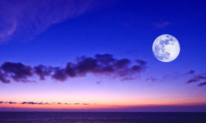 Luna piena sul mare