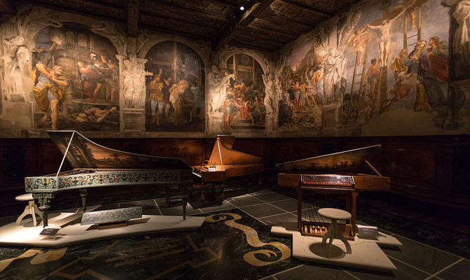 Scuola di Ludovico Carracci, <em>Storie della Passione di Cristo</em>, 1600, Bologna, Oratorio di San Colombano (nella foto anche alcuni strumenti della Collezione Tavaglini, ivi ospitata). By Workshop of Ludovico Carracci (Francesco Albani, Domenich