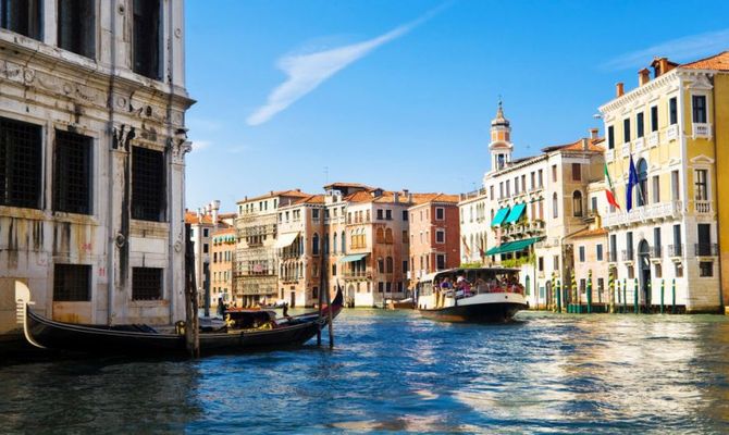 Venezia Canal Grande barche tradizionali e case