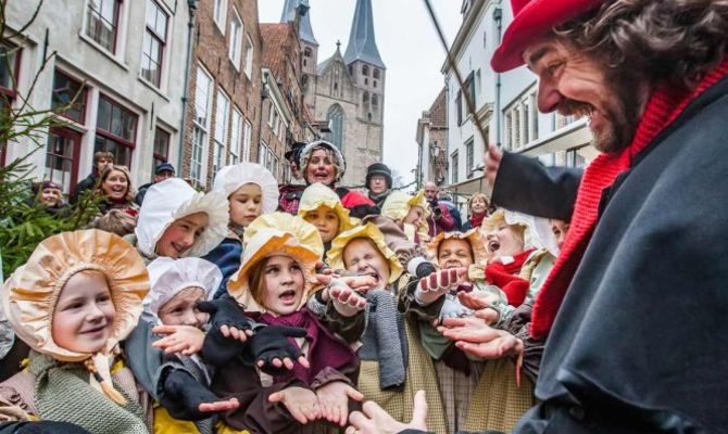 Deventer, gruppo di figuranti del Dickens Festival