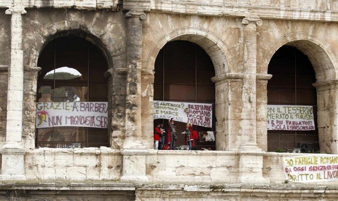 Roma Colosseo protesta dei gladiatori figuranti