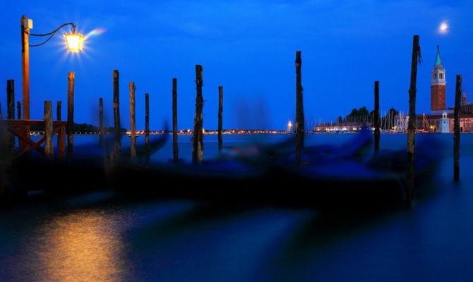 Gondole di Venezia, panorama notturno
