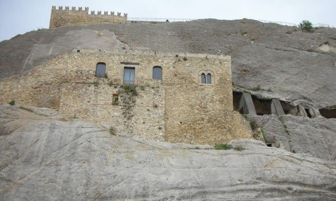 sperlinga enna sicilia castello rupestre