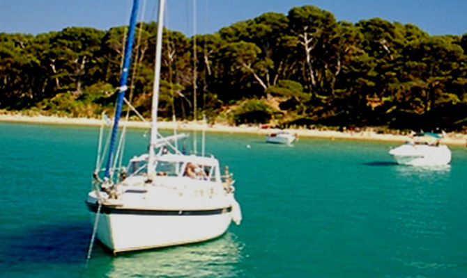 Mare di Porquerolles con barca a vela