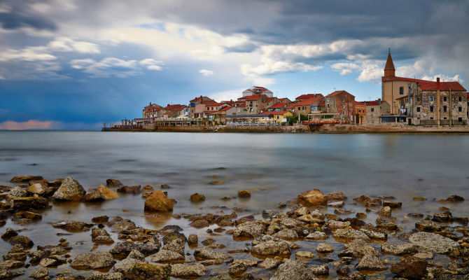 umago istria croazia mare cielo nuvole borgo