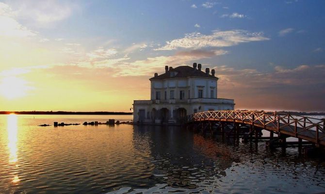 Tramonto sul Lago Fusaro e sulla Casina vanvitelliana