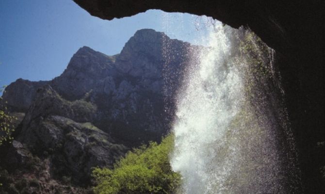 monti sibillini cascata rocce natura acqua montagne italia