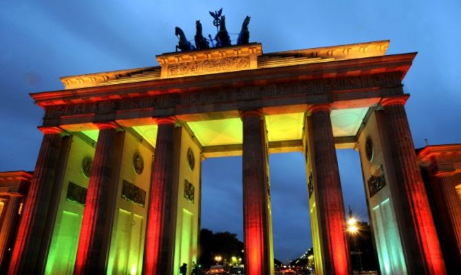 Berlino Porta di Brandeburgo illuminata