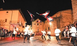 Spettacolo di sbandieratori