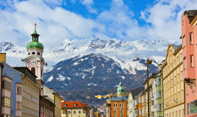 Veduta di Innsbruck con le montagne innvate