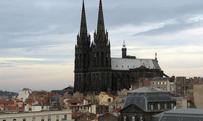 Panorama di Clermont Ferrand con cattedrale e tetti<br>