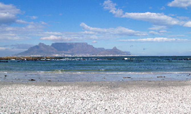 Le Table Mountains spuntano dal mare