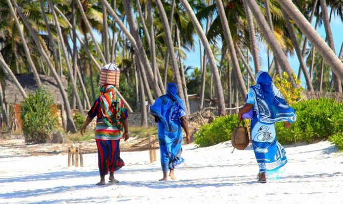 Zanzibar  donne sulla spiaggia tra le palme