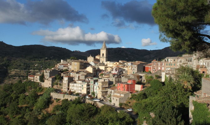 novara di sicilia borgo