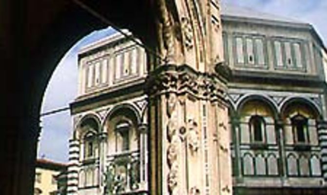 Il battistero di San Giovanni Battista davanti il duomo di Firenze