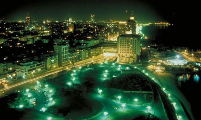 Tel Aviv skyline notturno