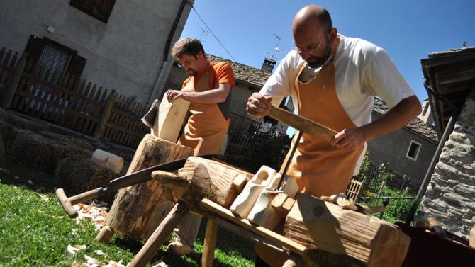 Sabot di legno in Valle di Ayas foto