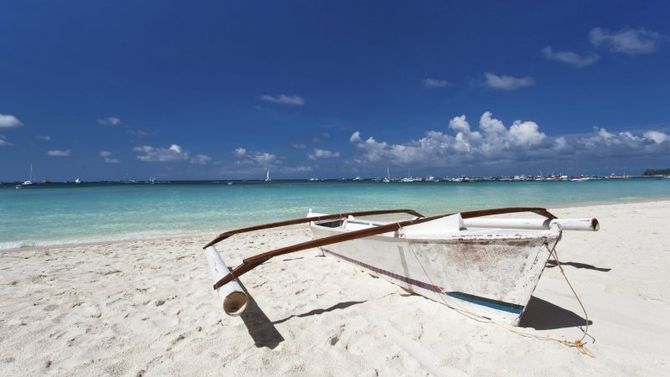 Catamarano sulla spiaggia