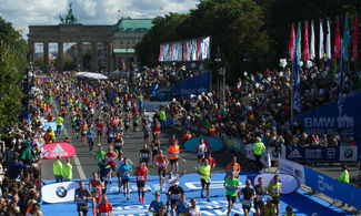 La Maratona di Berlino parte e arriva alla porta di Brandeburgo