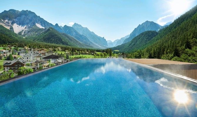 LA piscina in quota dell'Excelsior Dolomites Life Resort