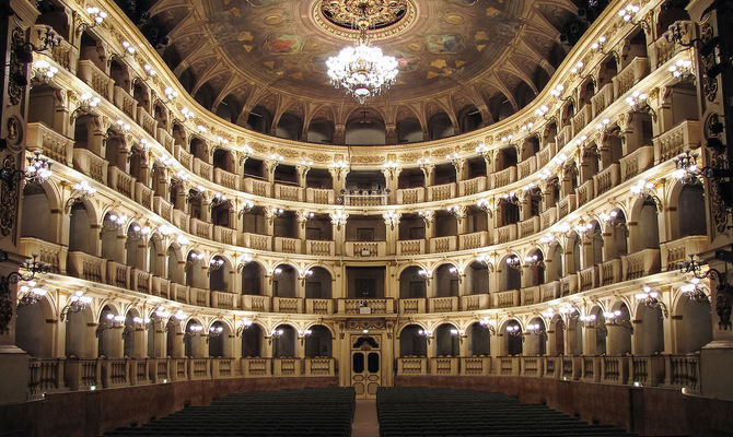 Teatro Comunale di Bologna, Sala Bibiena. By Lorenzo Gaudenzi (Own work) [CC BY-SA 4.0 (http://creativecommons.org/licenses/by-sa/4.0)], via Wikimedia Commons
